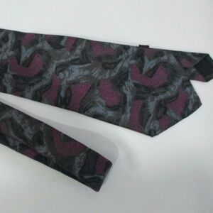 GORGEOUS FENDI ROMA TIE IN 100% SILK GRAY AND PURPLE COLOR PRINT 100% AUTHENTIC!